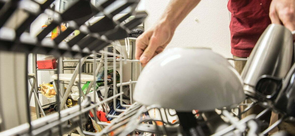 Kaip tinkamai prižiūrėti ištikimąją virtuvės pagalbininkę – indaplovę?